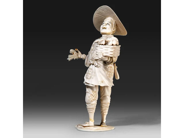 A japanese ivory okimono of a merchant selling seafood, signed, meiji period (1868-1912), h 23 cm - 387g (+) - afbeelding 1 van  9