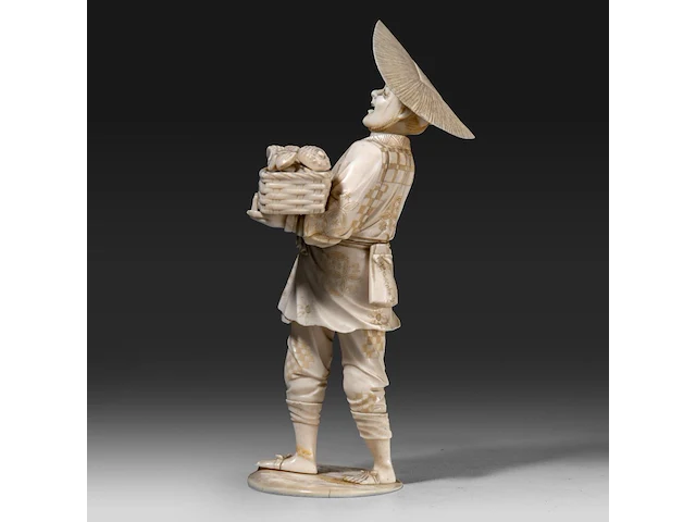 A japanese ivory okimono of a merchant selling seafood, signed, meiji period (1868-1912), h 23 cm - 387g (+) - afbeelding 2 van  9