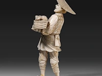 A japanese ivory okimono of a merchant selling seafood, signed, meiji period (1868-1912), h 23 cm - 387g (+) - afbeelding 2 van  9