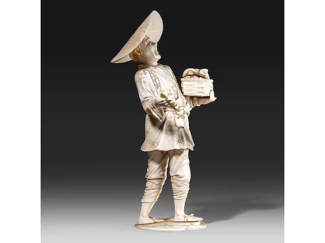A japanese ivory okimono of a merchant selling seafood, signed, meiji period (1868-1912), h 23 cm - 387g (+) - afbeelding 3 van  9