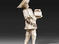 A japanese ivory okimono of a merchant selling seafood, signed, meiji period (1868-1912), h 23 cm - 387g (+) - afbeelding 3 van  9