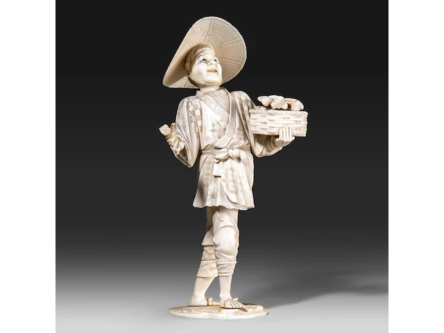 A japanese ivory okimono of a merchant selling seafood, signed, meiji period (1868-1912), h 23 cm - 387g (+) - afbeelding 4 van  9