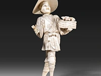 A japanese ivory okimono of a merchant selling seafood, signed, meiji period (1868-1912), h 23 cm - 387g (+) - afbeelding 4 van  9