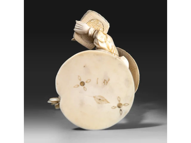 A japanese ivory okimono of a merchant selling seafood, signed, meiji period (1868-1912), h 23 cm - 387g (+) - afbeelding 5 van  9