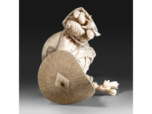 A japanese ivory okimono of a merchant selling seafood, signed, meiji period (1868-1912), h 23 cm - 387g (+) - afbeelding 6 van  9