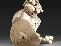 A japanese ivory okimono of a merchant selling seafood, signed, meiji period (1868-1912), h 23 cm - 387g (+) - afbeelding 6 van  9