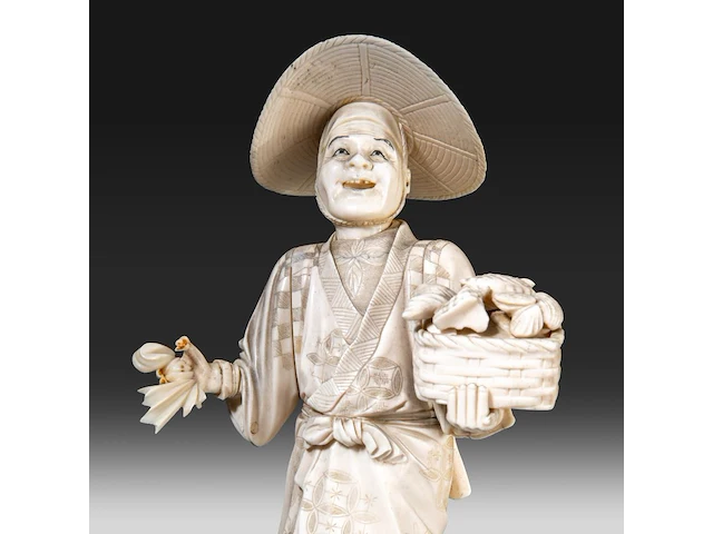 A japanese ivory okimono of a merchant selling seafood, signed, meiji period (1868-1912), h 23 cm - 387g (+) - afbeelding 7 van  9