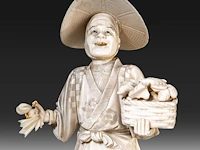 A japanese ivory okimono of a merchant selling seafood, signed, meiji period (1868-1912), h 23 cm - 387g (+) - afbeelding 7 van  9