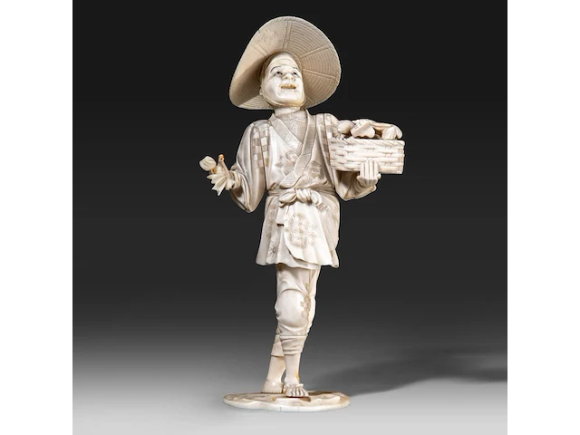 A japanese ivory okimono of a merchant selling seafood, signed, meiji period (1868-1912), h 23 cm - 387g (+) - afbeelding 8 van  9