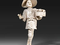 A japanese ivory okimono of a merchant selling seafood, signed, meiji period (1868-1912), h 23 cm - 387g (+) - afbeelding 8 van  9