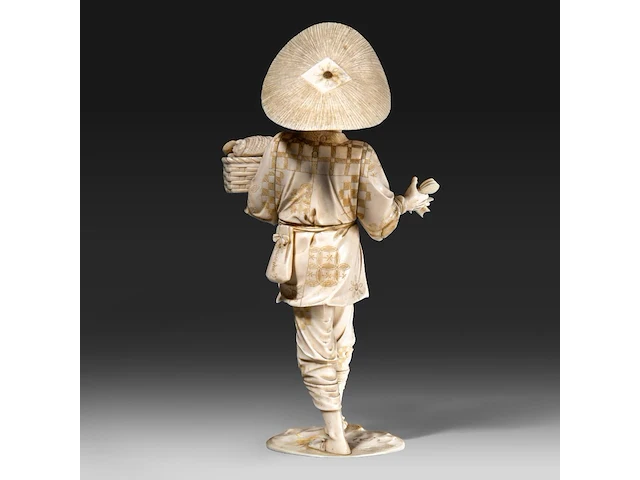 A japanese ivory okimono of a merchant selling seafood, signed, meiji period (1868-1912), h 23 cm - 387g (+) - afbeelding 9 van  9