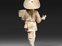 A japanese ivory okimono of a merchant selling seafood, signed, meiji period (1868-1912), h 23 cm - 387g (+) - afbeelding 9 van  9