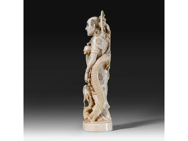 A japanese ivory okimono of the rakan handaka sonja with dragon, signed, meiji period (1868-1912), h 19 cm - 369g (+) - afbeelding 3 van  9