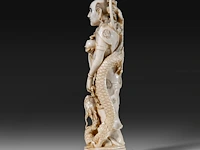 A japanese ivory okimono of the rakan handaka sonja with dragon, signed, meiji period (1868-1912), h 19 cm - 369g (+) - afbeelding 3 van  9