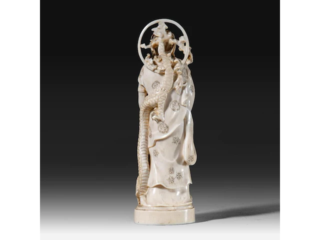 A japanese ivory okimono of the rakan handaka sonja with dragon, signed, meiji period (1868-1912), h 19 cm - 369g (+) - afbeelding 4 van  9