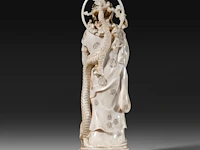 A japanese ivory okimono of the rakan handaka sonja with dragon, signed, meiji period (1868-1912), h 19 cm - 369g (+) - afbeelding 4 van  9