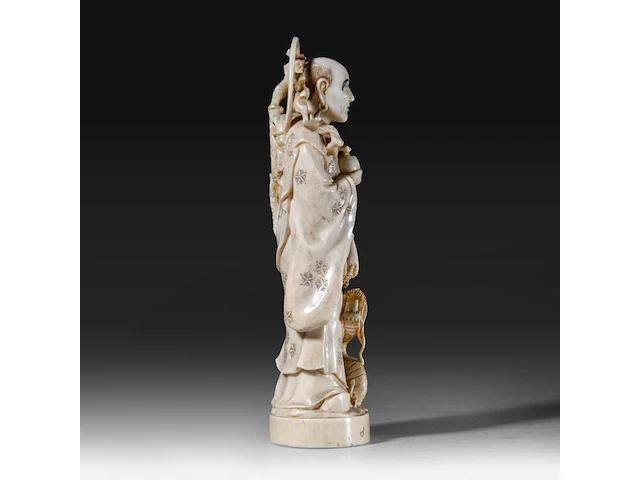 A japanese ivory okimono of the rakan handaka sonja with dragon, signed, meiji period (1868-1912), h 19 cm - 369g (+) - afbeelding 5 van  9