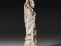A japanese ivory okimono of the rakan handaka sonja with dragon, signed, meiji period (1868-1912), h 19 cm - 369g (+) - afbeelding 5 van  9