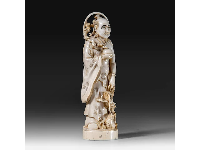 A japanese ivory okimono of the rakan handaka sonja with dragon, signed, meiji period (1868-1912), h 19 cm - 369g (+) - afbeelding 6 van  9