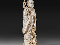 A japanese ivory okimono of the rakan handaka sonja with dragon, signed, meiji period (1868-1912), h 19 cm - 369g (+) - afbeelding 6 van  9