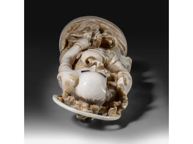 A japanese ivory okimono of the rakan handaka sonja with dragon, signed, meiji period (1868-1912), h 19 cm - 369g (+) - afbeelding 7 van  9
