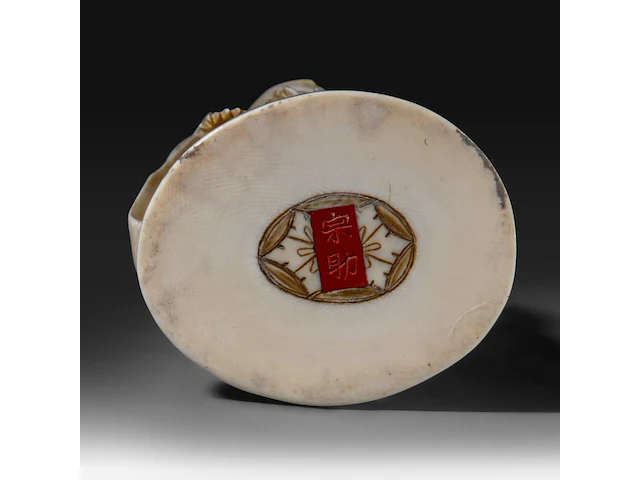 A japanese ivory okimono of the rakan handaka sonja with dragon, signed, meiji period (1868-1912), h 19 cm - 369g (+) - afbeelding 8 van  9