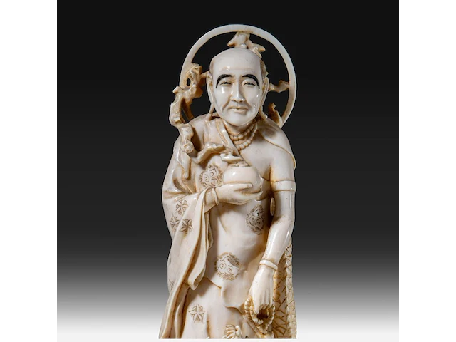 A japanese ivory okimono of the rakan handaka sonja with dragon, signed, meiji period (1868-1912), h 19 cm - 369g (+) - afbeelding 9 van  9