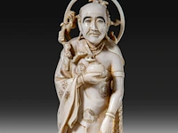 A japanese ivory okimono of the rakan handaka sonja with dragon, signed, meiji period (1868-1912), h 19 cm - 369g (+) - afbeelding 9 van  9