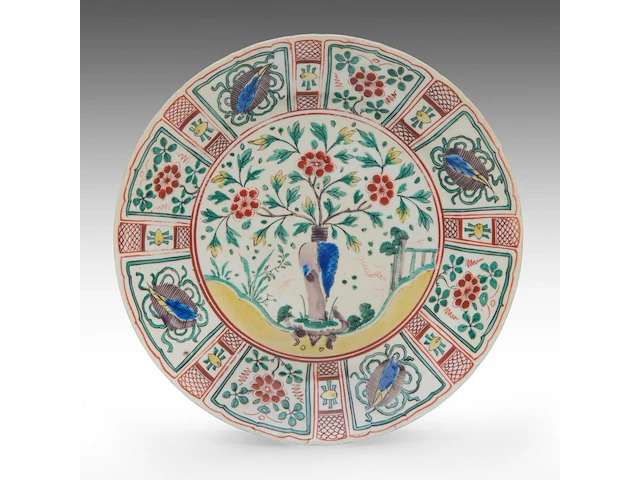 A japanese ko-kutani 'flower vase' plate, edo period, ø 30 cm - afbeelding 1 van  2