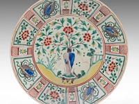 A japanese ko-kutani 'flower vase' plate, edo period, ø 30 cm