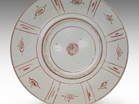 A japanese ko-kutani 'flower vase' plate, edo period, ø 30 cm - afbeelding 2 van  2