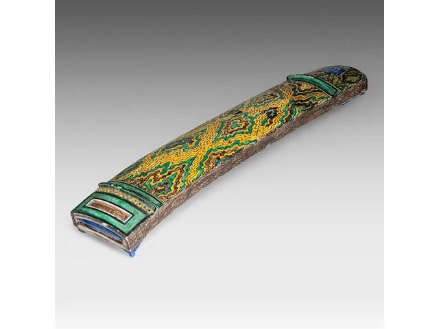 A japanese ko-kutani style ware miniature koto (zither music instrument), meiji period (1868 - 1912), l 46 cm - afbeelding 1 van  4