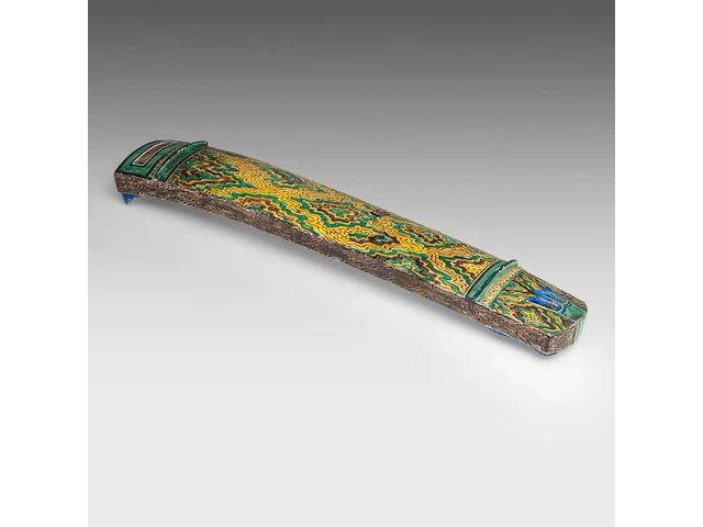 A japanese ko-kutani style ware miniature koto (zither music instrument), meiji period (1868 - 1912), l 46 cm - afbeelding 4 van  4