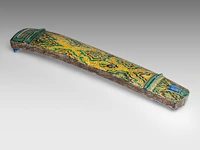 A japanese ko-kutani style ware miniature koto (zither music instrument), meiji period (1868 - 1912), l 46 cm - afbeelding 4 van  4