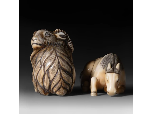 A japanese mammoth ivory netsuke of a goat, early meiji, 3,3 x 3,5 cm - 28 g - a marine ivory netsuke of a horse, early meiji, 5,6 x 2,2 cm - 25,2 g - afbeelding 2 van  8