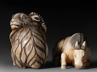 A japanese mammoth ivory netsuke of a goat, early meiji, 3,3 x 3,5 cm - 28 g - a marine ivory netsuke of a horse, early meiji, 5,6 x 2,2 cm - 25,2 g - afbeelding 2 van  8
