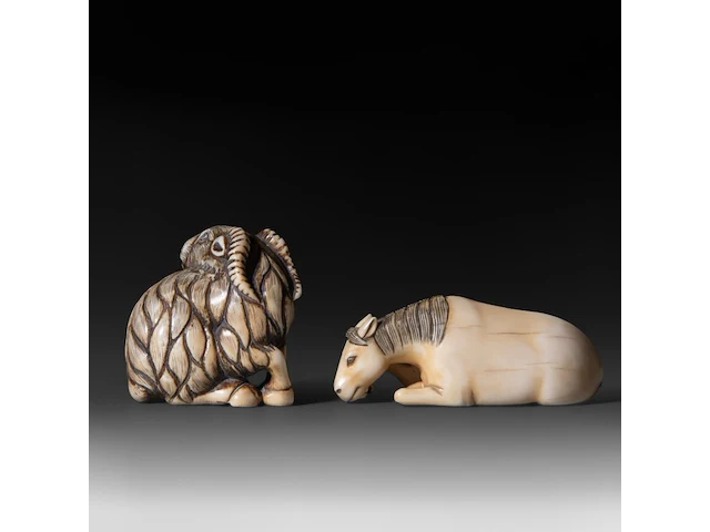 A japanese mammoth ivory netsuke of a goat, early meiji, 3,3 x 3,5 cm - 28 g - a marine ivory netsuke of a horse, early meiji, 5,6 x 2,2 cm - 25,2 g - afbeelding 3 van  8