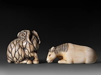 A japanese mammoth ivory netsuke of a goat, early meiji, 3,3 x 3,5 cm - 28 g - a marine ivory netsuke of a horse, early meiji, 5,6 x 2,2 cm - 25,2 g - afbeelding 3 van  8
