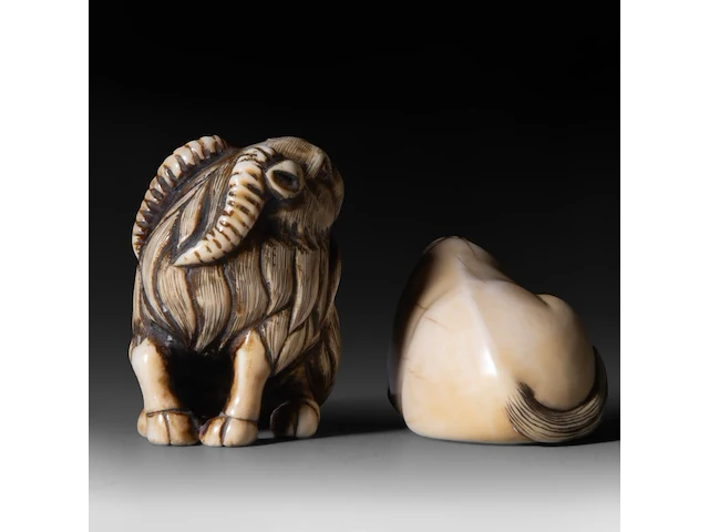 A japanese mammoth ivory netsuke of a goat, early meiji, 3,3 x 3,5 cm - 28 g - a marine ivory netsuke of a horse, early meiji, 5,6 x 2,2 cm - 25,2 g - afbeelding 4 van  8