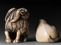 A japanese mammoth ivory netsuke of a goat, early meiji, 3,3 x 3,5 cm - 28 g - a marine ivory netsuke of a horse, early meiji, 5,6 x 2,2 cm - 25,2 g - afbeelding 4 van  8