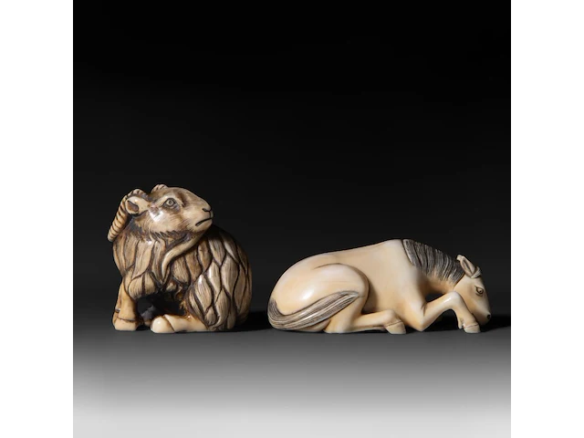 A japanese mammoth ivory netsuke of a goat, early meiji, 3,3 x 3,5 cm - 28 g - a marine ivory netsuke of a horse, early meiji, 5,6 x 2,2 cm - 25,2 g - afbeelding 5 van  8
