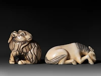 A japanese mammoth ivory netsuke of a goat, early meiji, 3,3 x 3,5 cm - 28 g - a marine ivory netsuke of a horse, early meiji, 5,6 x 2,2 cm - 25,2 g - afbeelding 5 van  8
