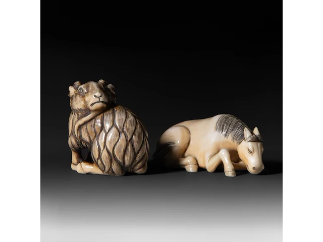 A japanese mammoth ivory netsuke of a goat, early meiji, 3,3 x 3,5 cm - 28 g - a marine ivory netsuke of a horse, early meiji, 5,6 x 2,2 cm - 25,2 g - afbeelding 6 van  8