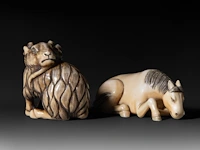 A japanese mammoth ivory netsuke of a goat, early meiji, 3,3 x 3,5 cm - 28 g - a marine ivory netsuke of a horse, early meiji, 5,6 x 2,2 cm - 25,2 g - afbeelding 6 van  8