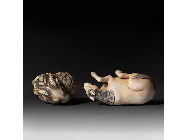 A japanese mammoth ivory netsuke of a goat, early meiji, 3,3 x 3,5 cm - 28 g - a marine ivory netsuke of a horse, early meiji, 5,6 x 2,2 cm - 25,2 g - afbeelding 7 van  8