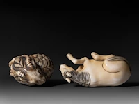 A japanese mammoth ivory netsuke of a goat, early meiji, 3,3 x 3,5 cm - 28 g - a marine ivory netsuke of a horse, early meiji, 5,6 x 2,2 cm - 25,2 g - afbeelding 7 van  8