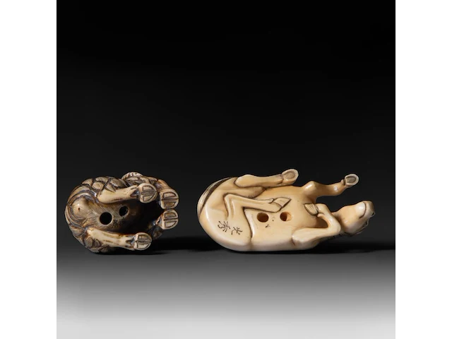 A japanese mammoth ivory netsuke of a goat, early meiji, 3,3 x 3,5 cm - 28 g - a marine ivory netsuke of a horse, early meiji, 5,6 x 2,2 cm - 25,2 g - afbeelding 8 van  8