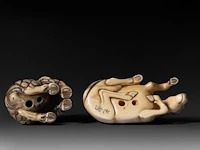 A japanese mammoth ivory netsuke of a goat, early meiji, 3,3 x 3,5 cm - 28 g - a marine ivory netsuke of a horse, early meiji, 5,6 x 2,2 cm - 25,2 g - afbeelding 8 van  8