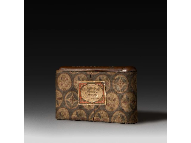 A japanese meiji hand warmer, with a phallic decoration on top, ca. 1900 11.5 x 7 cm. (4.53 x 2.75 in.) - afbeelding 1 van  6