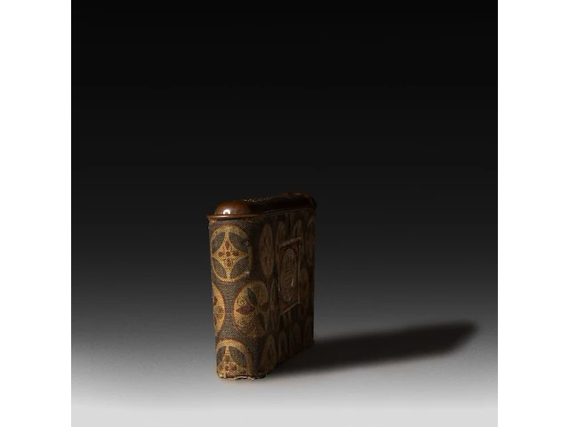 A japanese meiji hand warmer, with a phallic decoration on top, ca. 1900 11.5 x 7 cm. (4.53 x 2.75 in.) - afbeelding 2 van  6